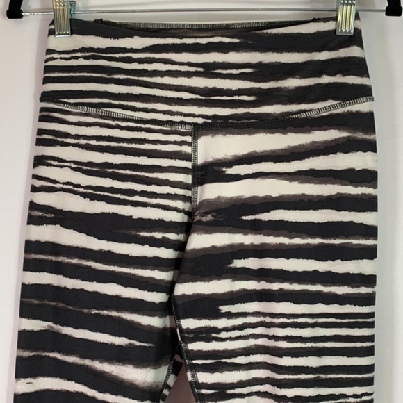 Nike Dri-Fit Black & White Zebra Striped Athletic Cropped Leggings Capris - Picture 2 of 7